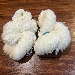 2 NWOT Cascade 220 100 % Superwash Wool Cream Yarn Skeins Knitting Crochet